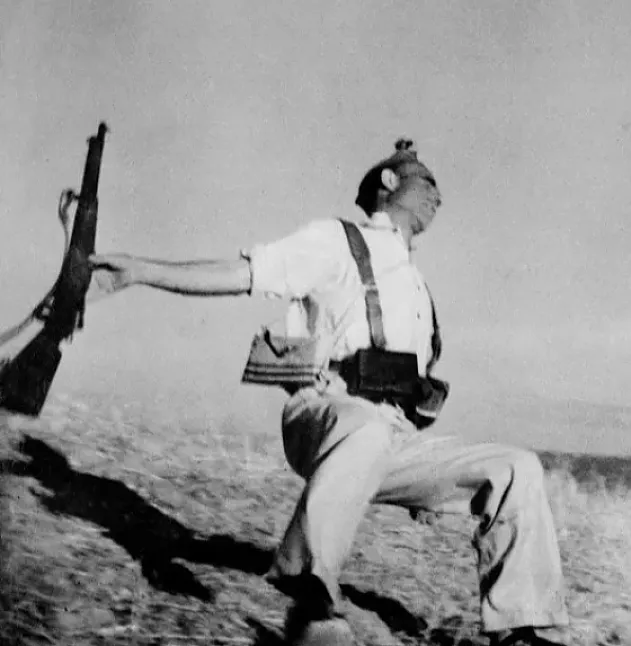 Robert Capa neler yaptı Kariyeri nelerdir Robert Capa Kimdir? Hayatı Ve Biyografisi