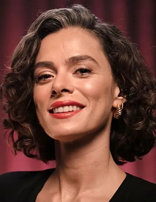 Özge Özpirinçci Kimdir ?