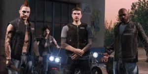 GTA Online PS5: Motorcu Kariyer Yolu Açıklandı Motorcuların cezai kariyer yolu, oyuncuları bir Motosiklet Kulübünün Başkanı yapacak ve bu seçimden yararlanmanın birkaç avantajı var. Daha dikkate değer avantajlardan biri, iyileşmek, hız artışı kazanmak ve zırhı yenilemek için diğer kulüp üyeleriyle birlikte düzende binme yeteneğidir. Tamamlanması gereken benzersiz görevler ve gelir elde etmeye başlayabileceğiniz yan işler var. GTA Online'da bir MC Başkanı tarafından yönetilebilecek beş işletme vardır, ancak Kokain Kilitleme ve Metamfetamin Laboratuvarı en karlı olanlardır. Her işletme türünden yalnızca bir tanesine sahip olunabilir ve hepsinin aralarından seçim yapabileceğiniz çeşitli konumları vardır. Bir Motosiklet Kulübü işletmek, CEO olmaktan biraz daha karmaşıktır, ancak yine de, sonunda çok kazançlı olabilecek sağlam bir kariyer seçimidir.