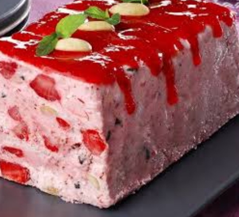 Çilekli Parfe Tarifi 